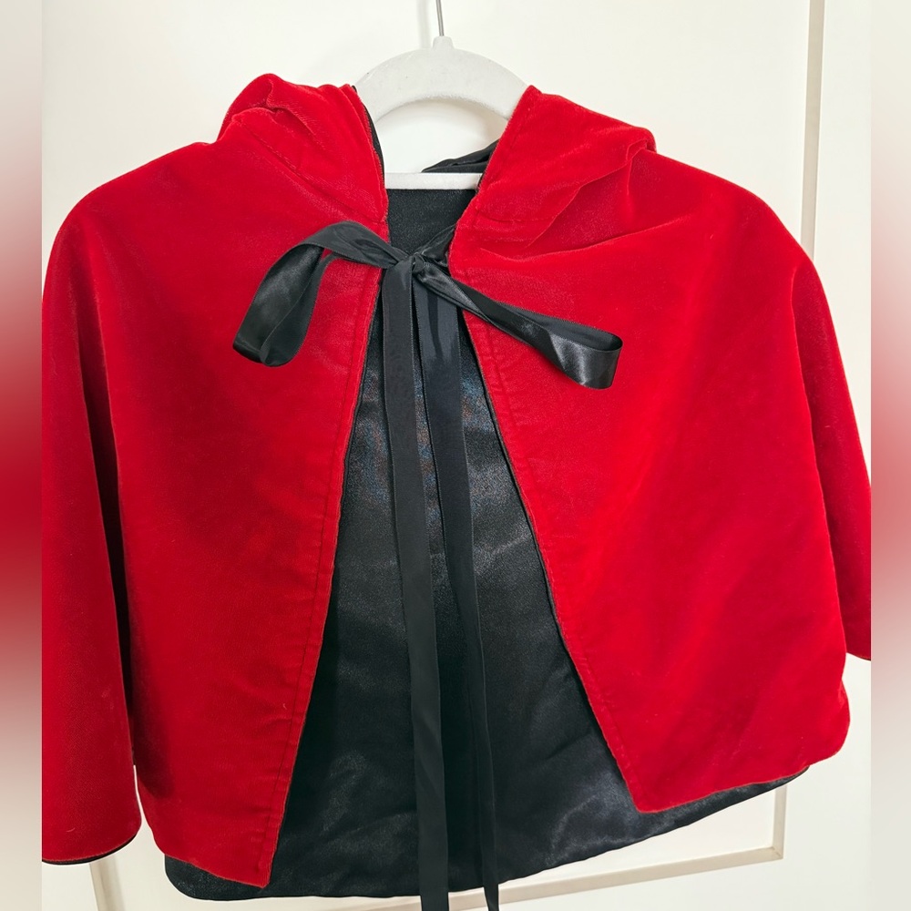 Reversible children’s capelet. Vampire. Little red riding hood.